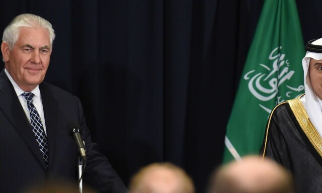 Her ber USAs utenriksminister Iran respektere ytringsfriheten - mens hans saudiarabiske kollega lytter